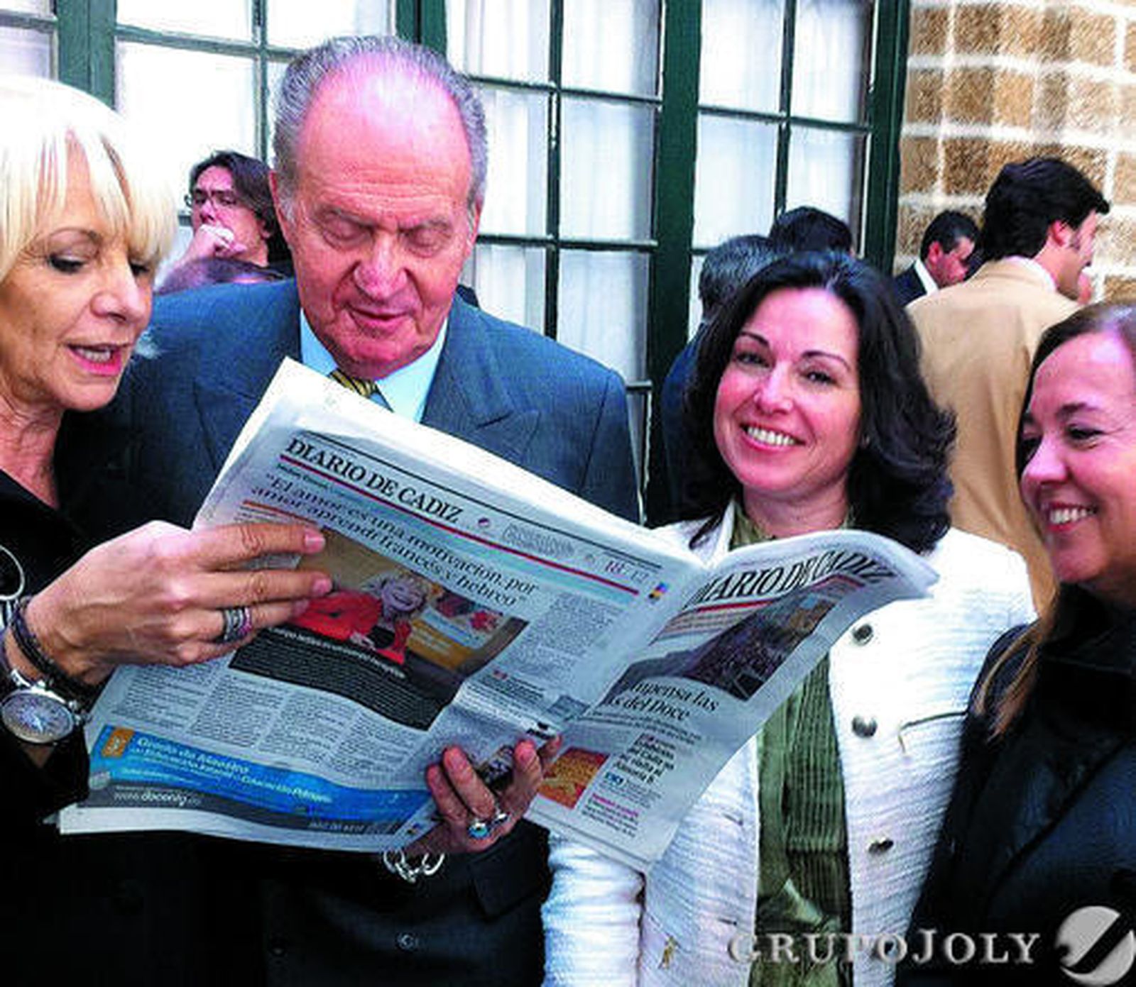 El Rey y la alcaldesa de Cádiz, Teófila Martínez, hojean el Diario de Cádiz en un acto del Bicentenario./F. S.