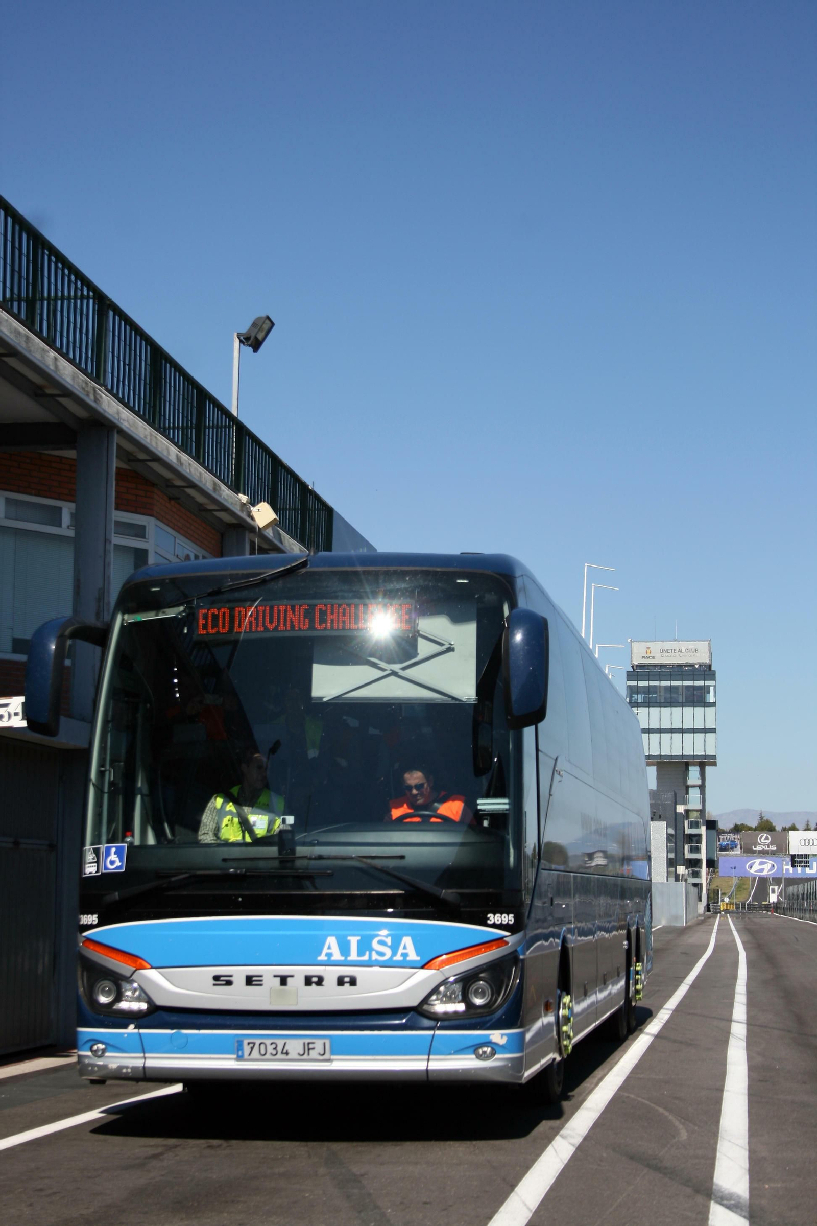 Autobús de Alsa aguarda para realizar pruebas