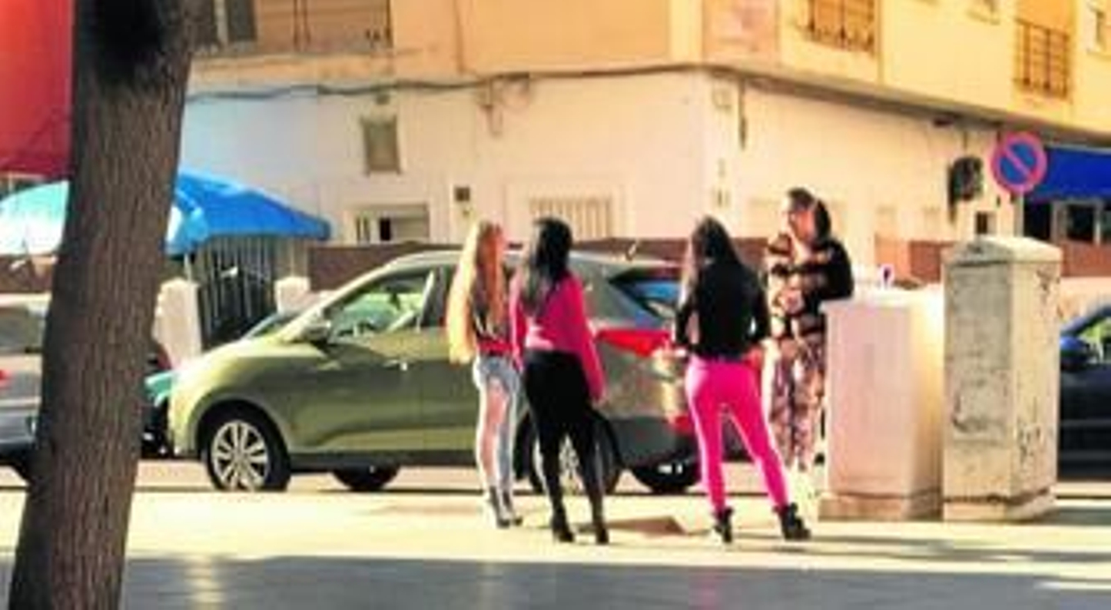 Las prostitutas que ejercen en el barrio de El Zapillo y que han generado malestar entre los vecinos y comerciantes.