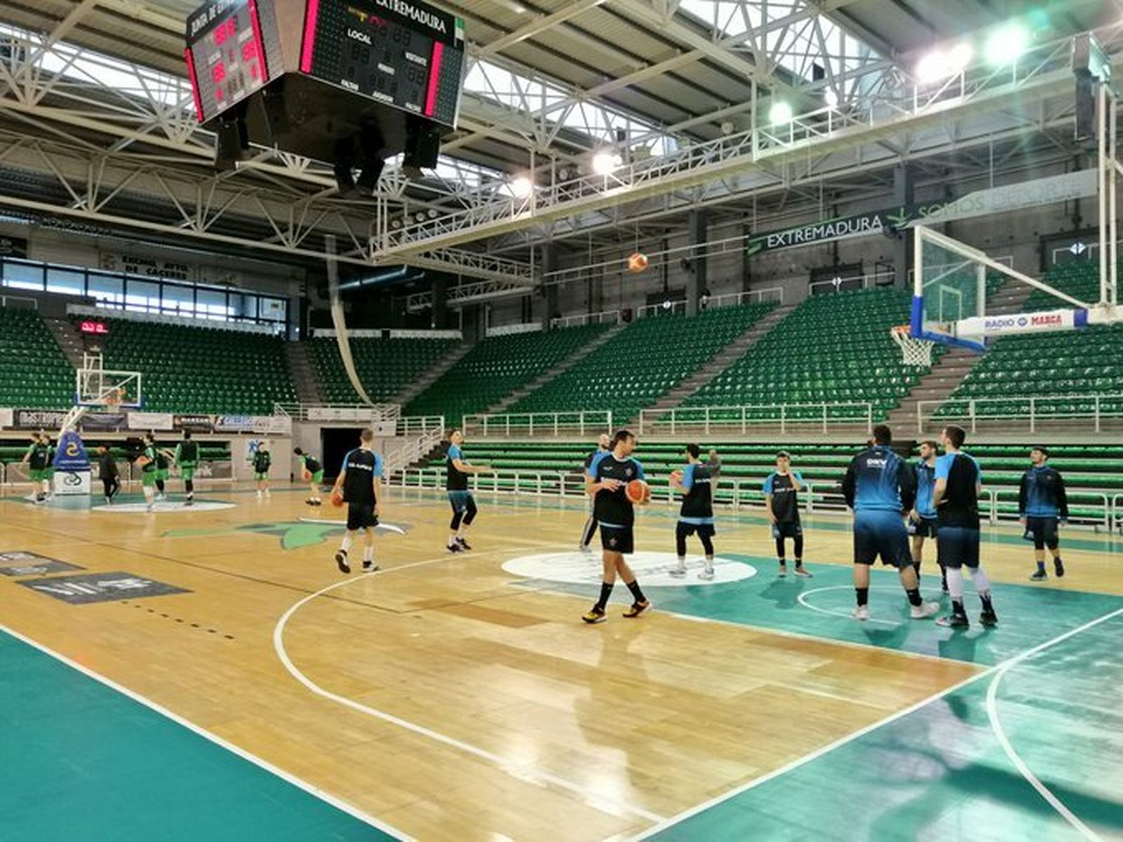 Los jugadores del DKV calientan en Cáceres antes de comenzar el partido.