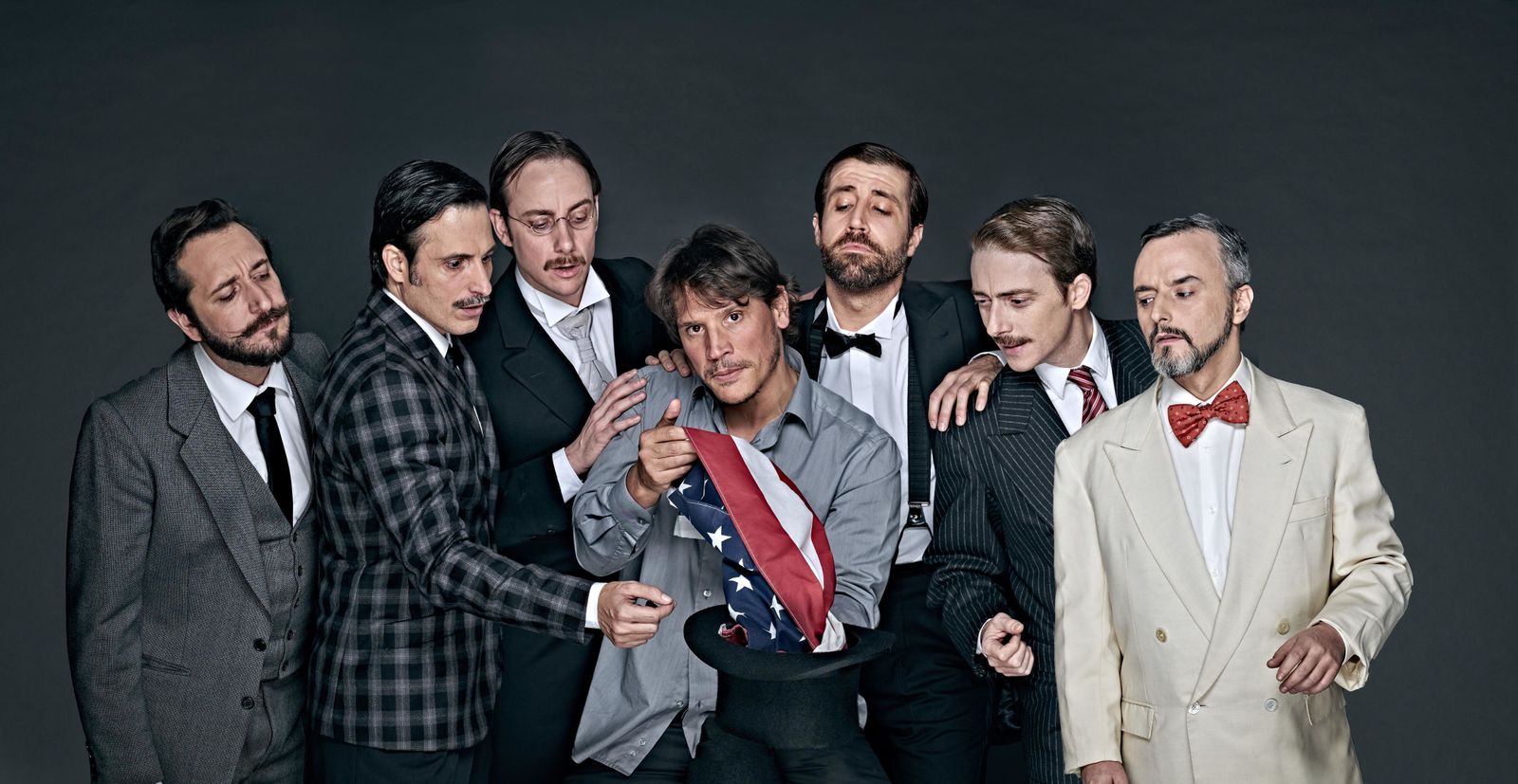 El elenco de 'Lehman Trilogy' junto al director de la obra, el actor Sergio Peris-Mencheta.