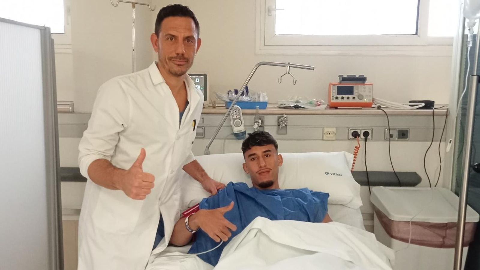 El doctor Claudio Vazquez y Rachad Fettal, momentos después de la intervención quirúrgica.