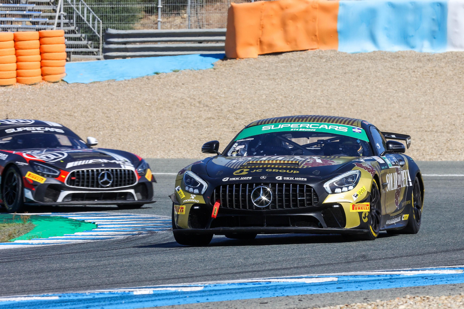 Un Mercedes comanda la carrera de SuperGT. Un Mercedes comanda la carrera de SuperGT.