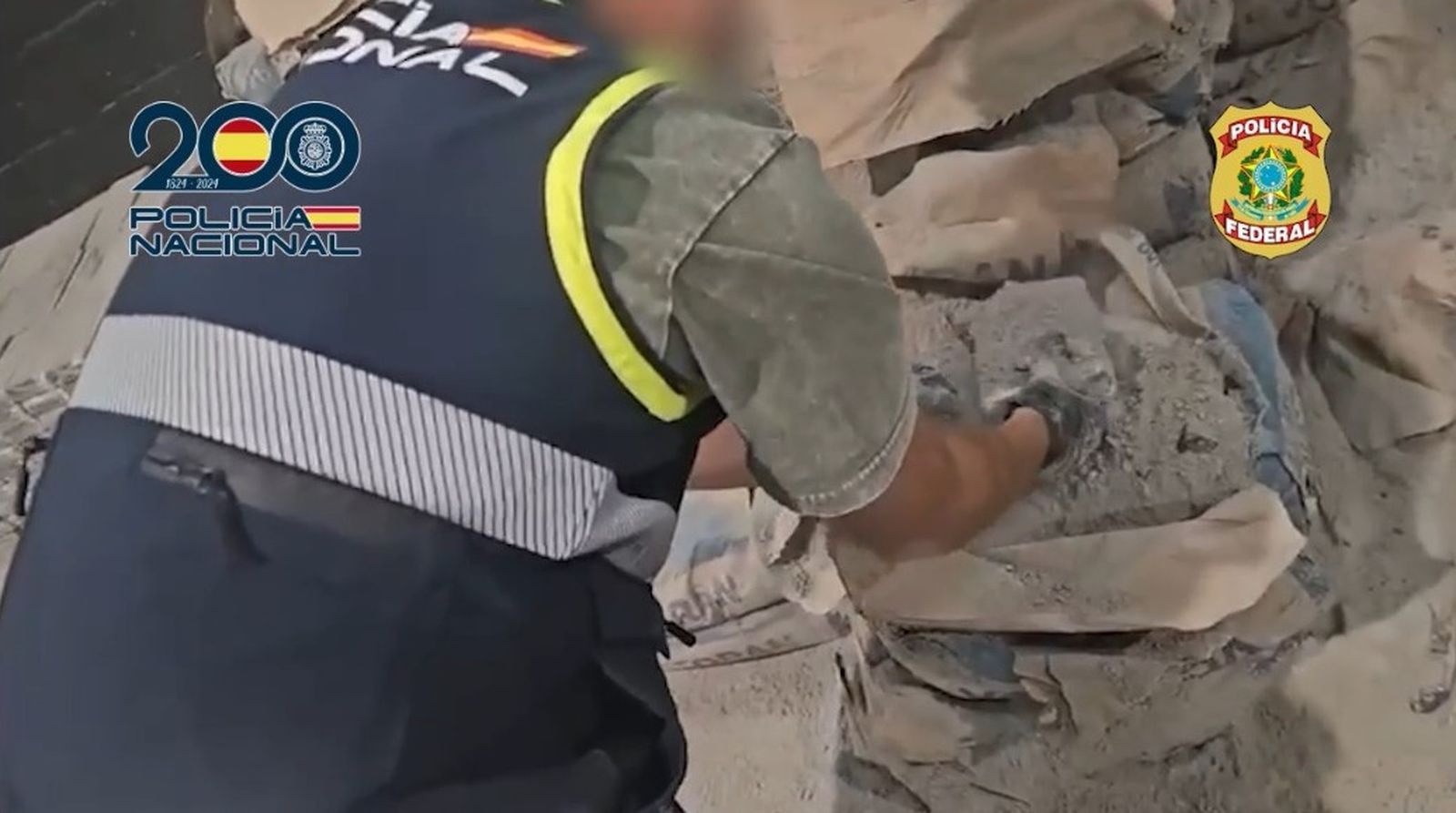 La Policía Nacional incautando 1.500 kilos de cocaina en una nave industrial de Marbella