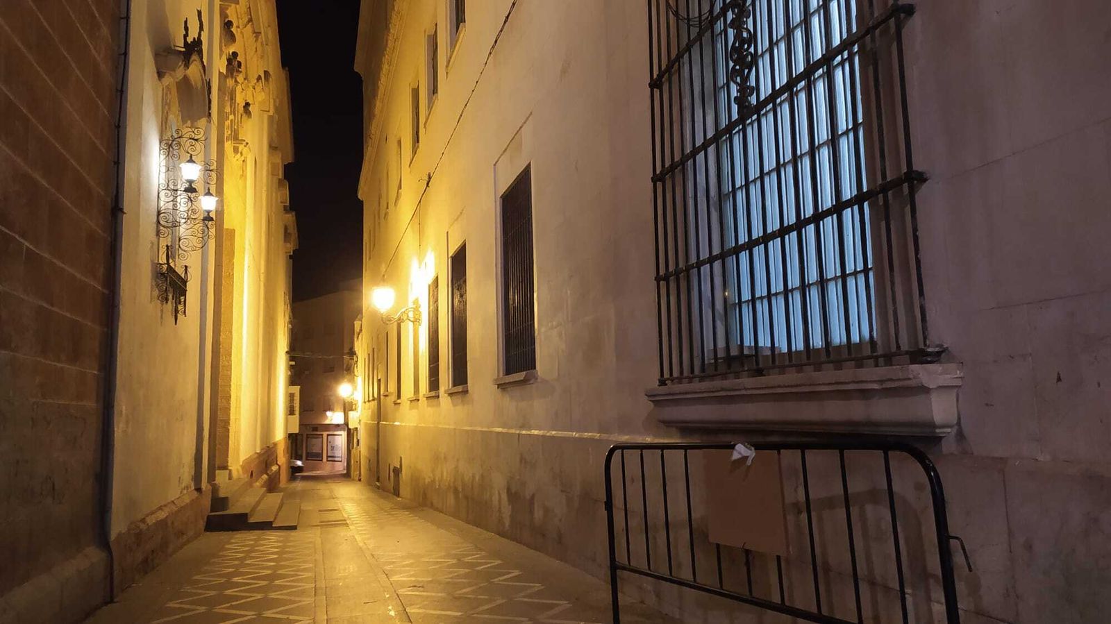 El Callejón de la Soledad de San Fernando, junto a la Iglesia Mayor, sin los polémicos contenedores de basura.