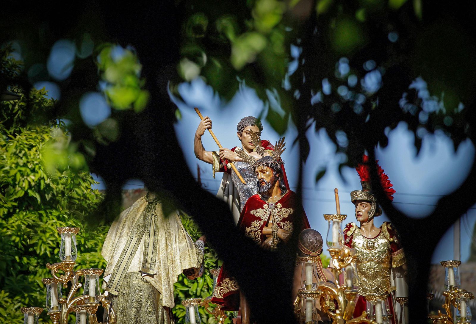 El Santísimo Cristo de la Coronación saliendo de la capilla de los Desamparados en la tarde del Domingo de Ramos.