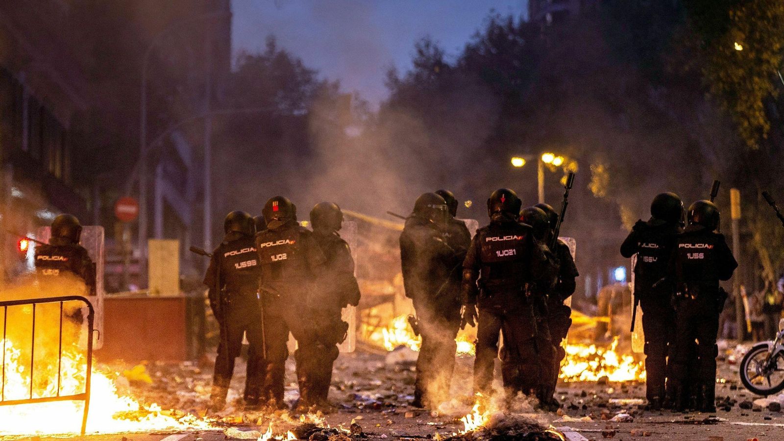 Agentes de Policía Nacional durante las revueltas del viernes en Barcelona.