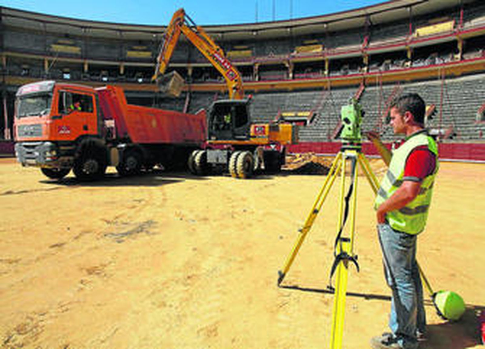 Comienzo de las obras, ayer, en la plaza de toros de Córdoba.