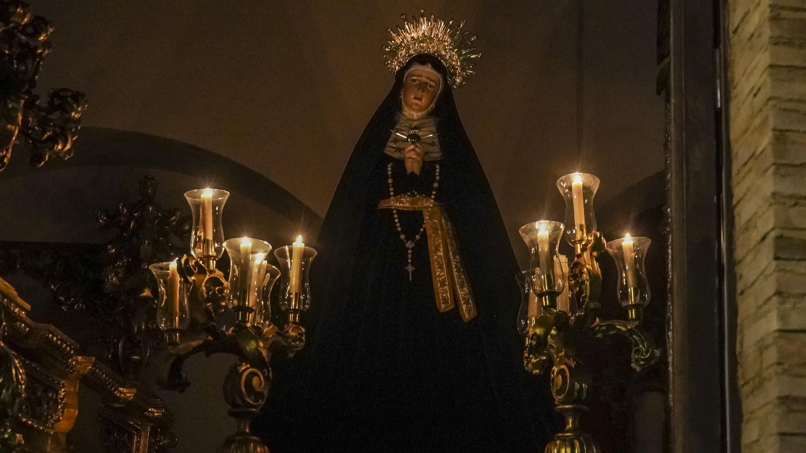 La Virgen de los Reyes, en su capilla, tras el traslado