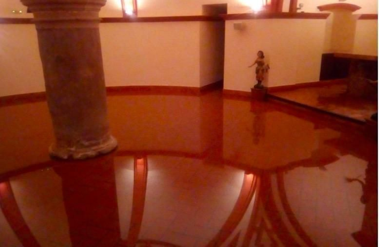 Interior de la cripta de San Felipe Neri.