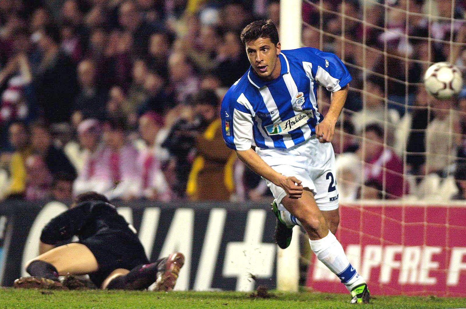 Quique Romero marca un tanto al Athletic en San Mamés.