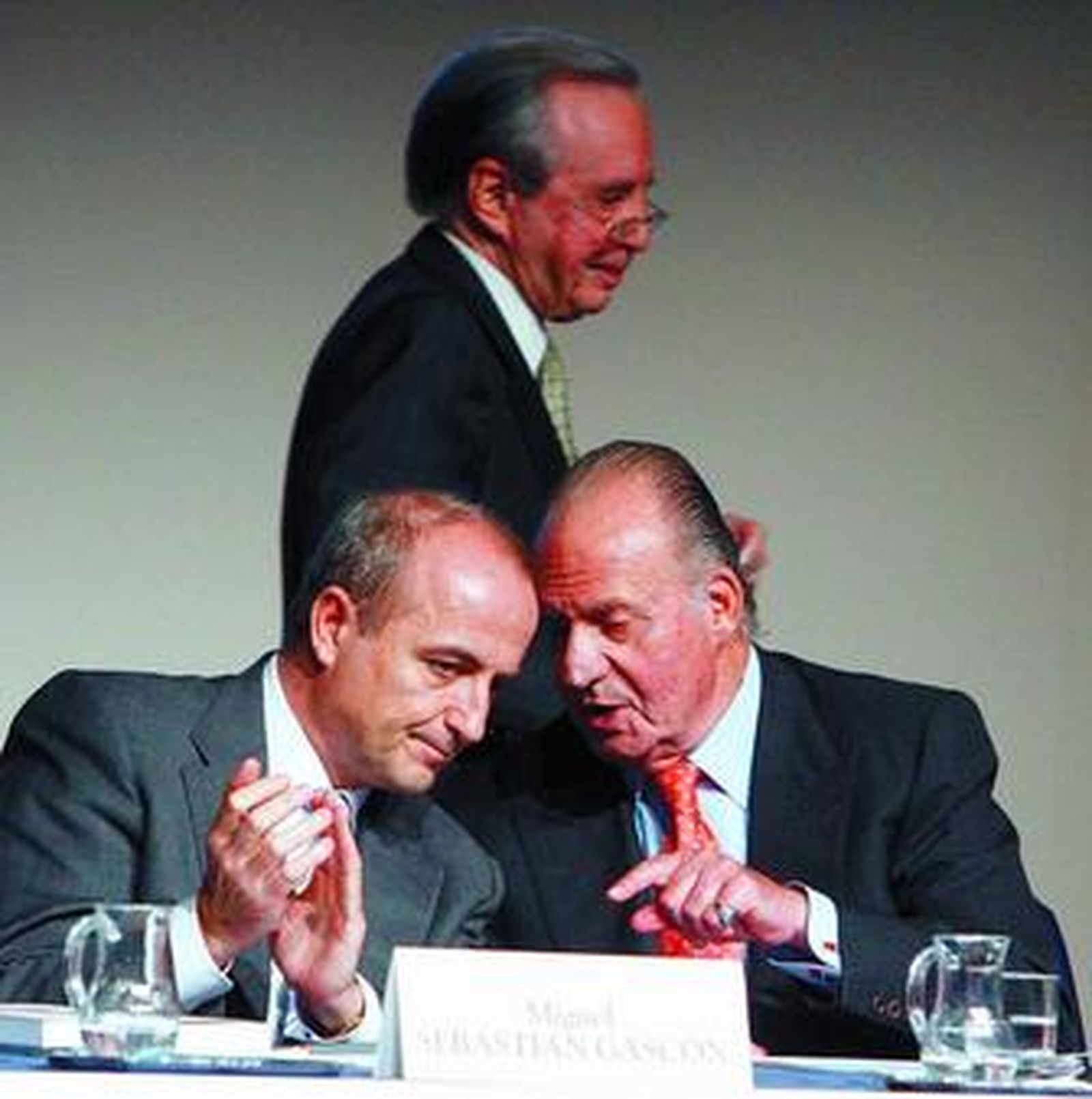 Miguel Sebastián y el Rey, ayer en Madrid.
