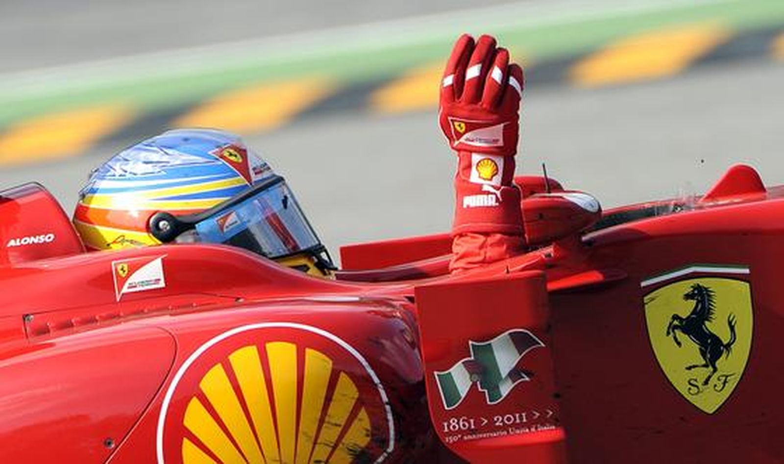 Vettel también gana en Monza y Alonso acaba tercero tras llegar a liderar la carrera. / Reuters