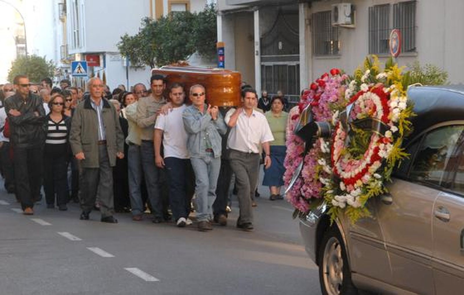 Amigos y familiares dan su último adiós al funcionario del Ayuntamiento isleño Manuel Pereira Fontao, asesinado el sábado.

Foto: Rioja