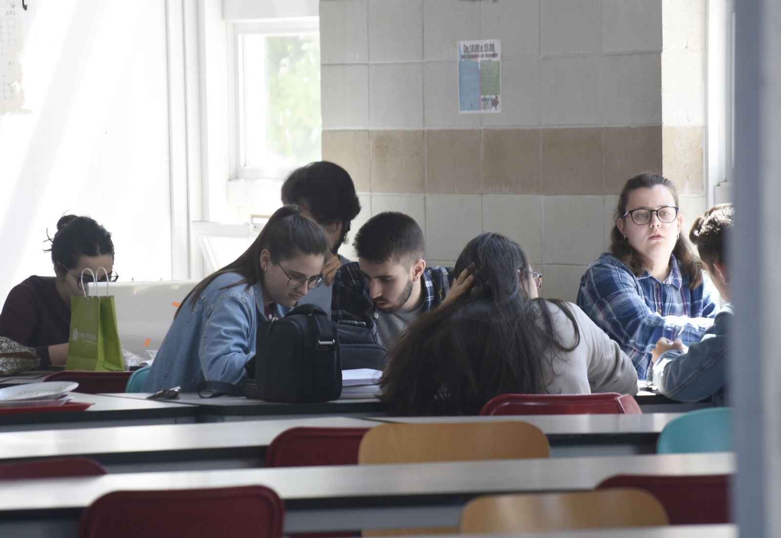 Alumnos en el Campus de Rabanales.