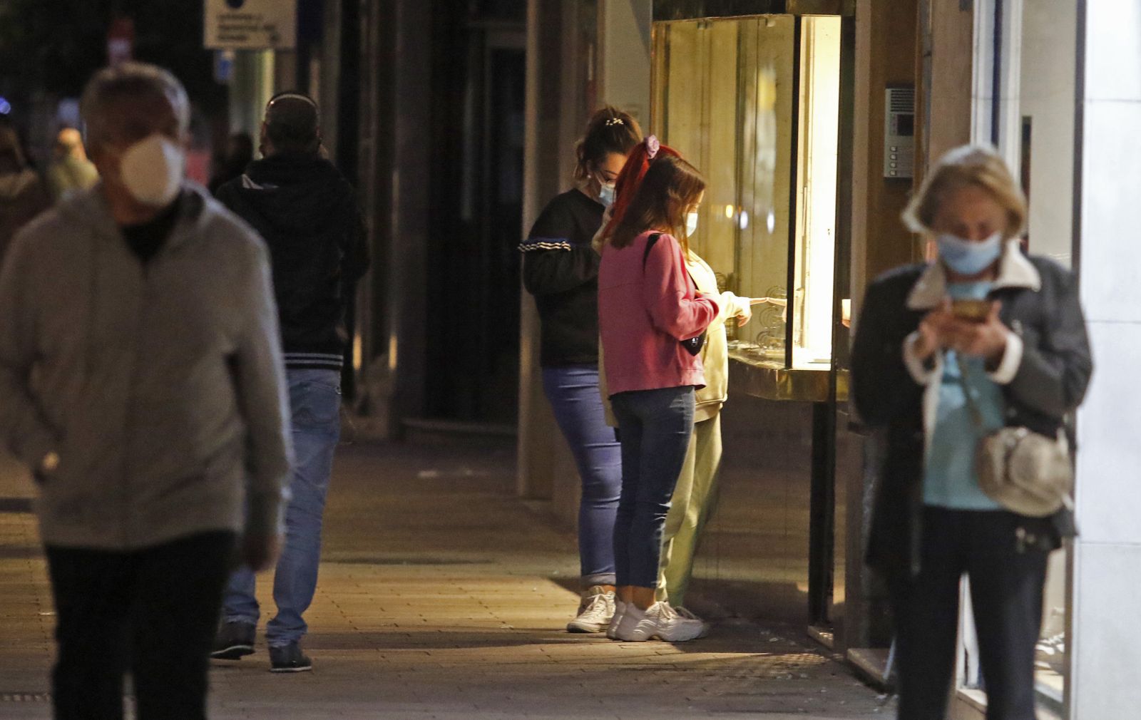 La primera tarde de cierre de bares y comercio en Córdoba, en fotografías