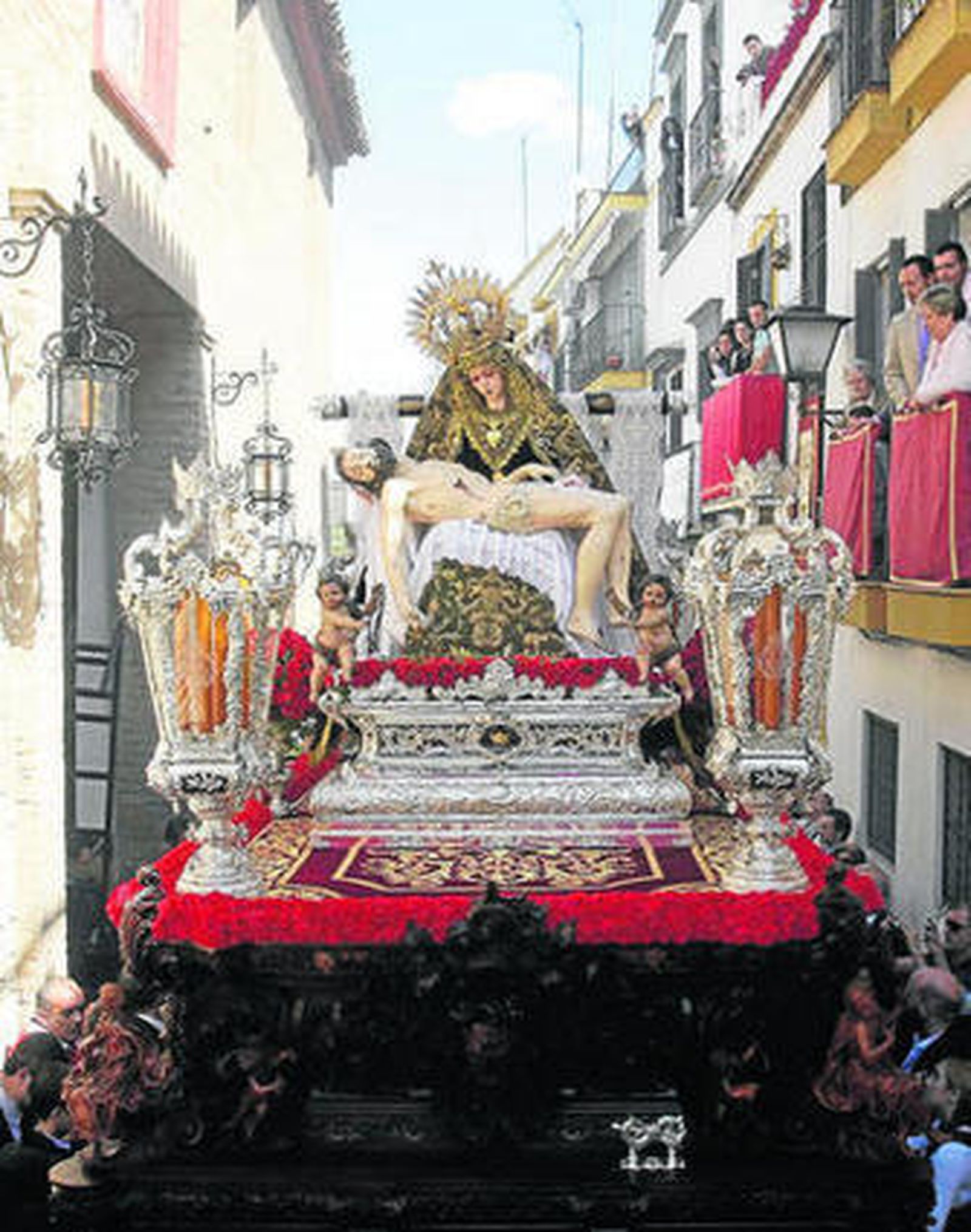 El conjunto de la Piedad servita descansa sobre el repostero estrenado ayer.