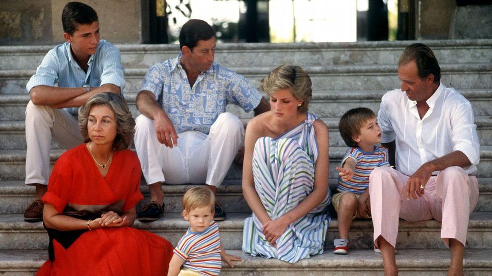 El príncipe Carlos y Diana de Gales, con sus hijos, en Marivent con sus anfitriones, los Reyes Juan Carlos y Sofía y un jovencísimo Felipe VI.