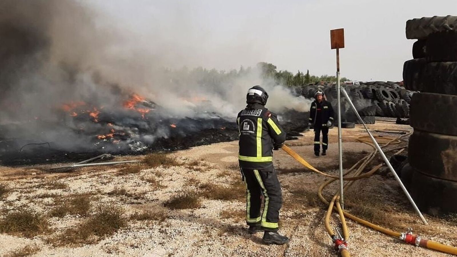 Bomberos durante la extinción del incendio en Puente Genil.
