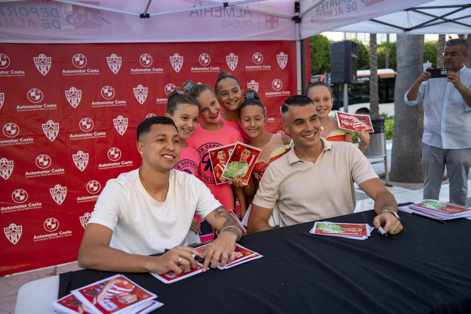 Los jugadores de la UDA Thalys y Andrés firman autógrafos