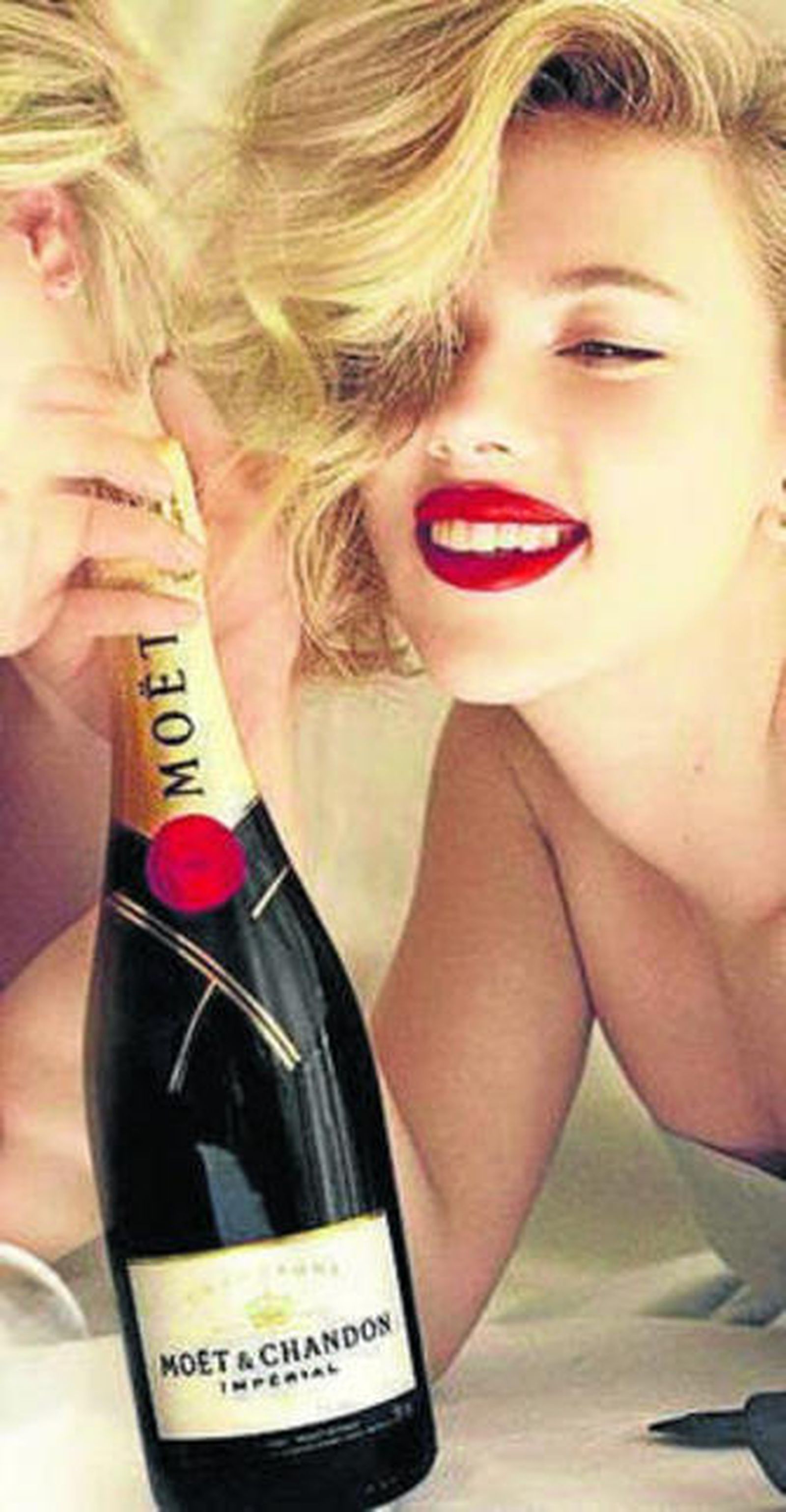 A Scarlett se le suben las burbujas del champán