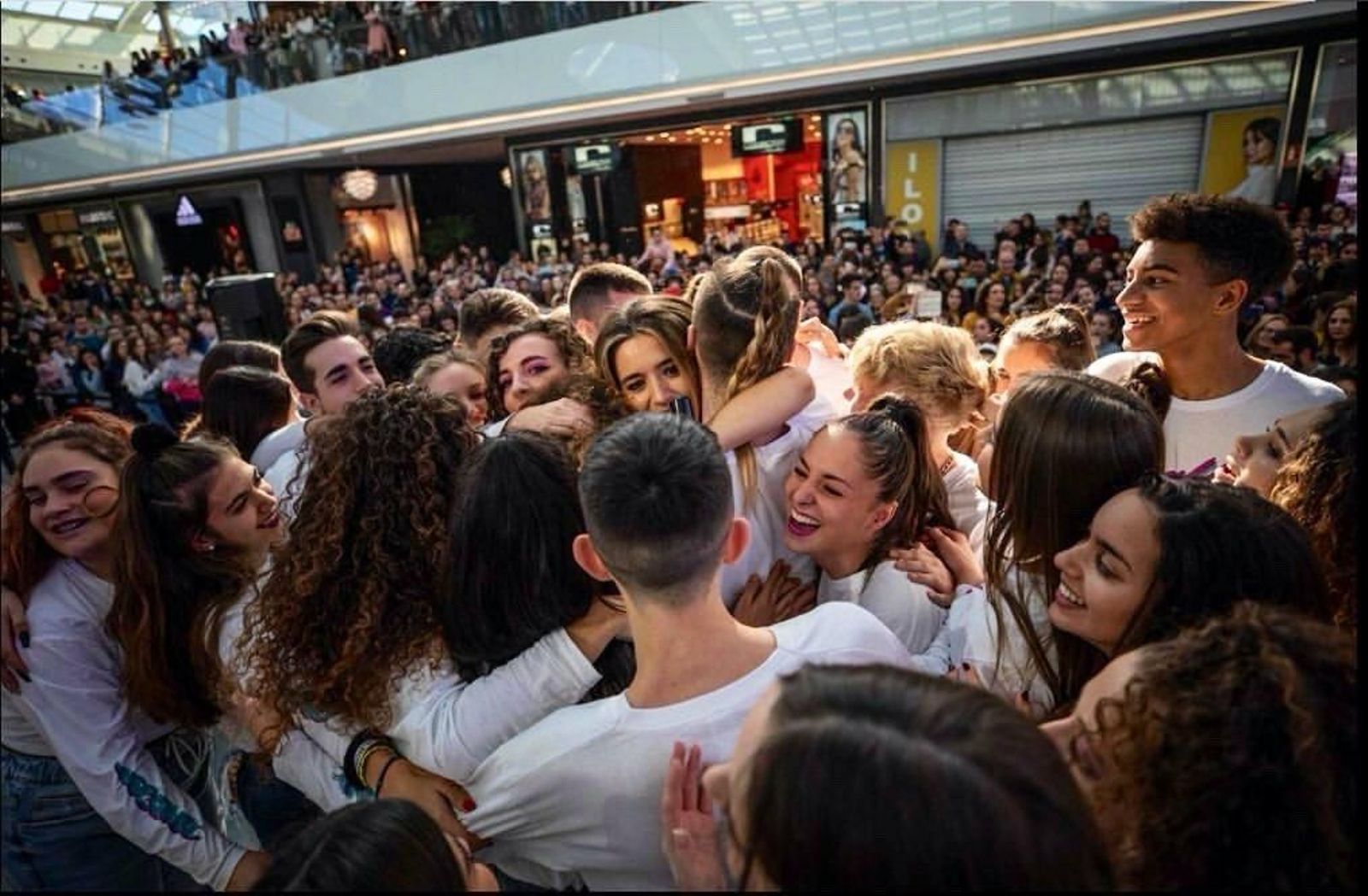 Lola Índigo arrasa firmando discos en el Nevada Shopping de Granada