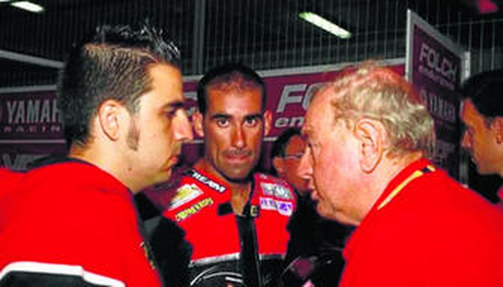 El piloto onubense Chema Luis Rita, entre el responsable técnico del team Foch, Oriol Pallarés (i) y el alma mater del equipo, Josep Mª Folch (d).