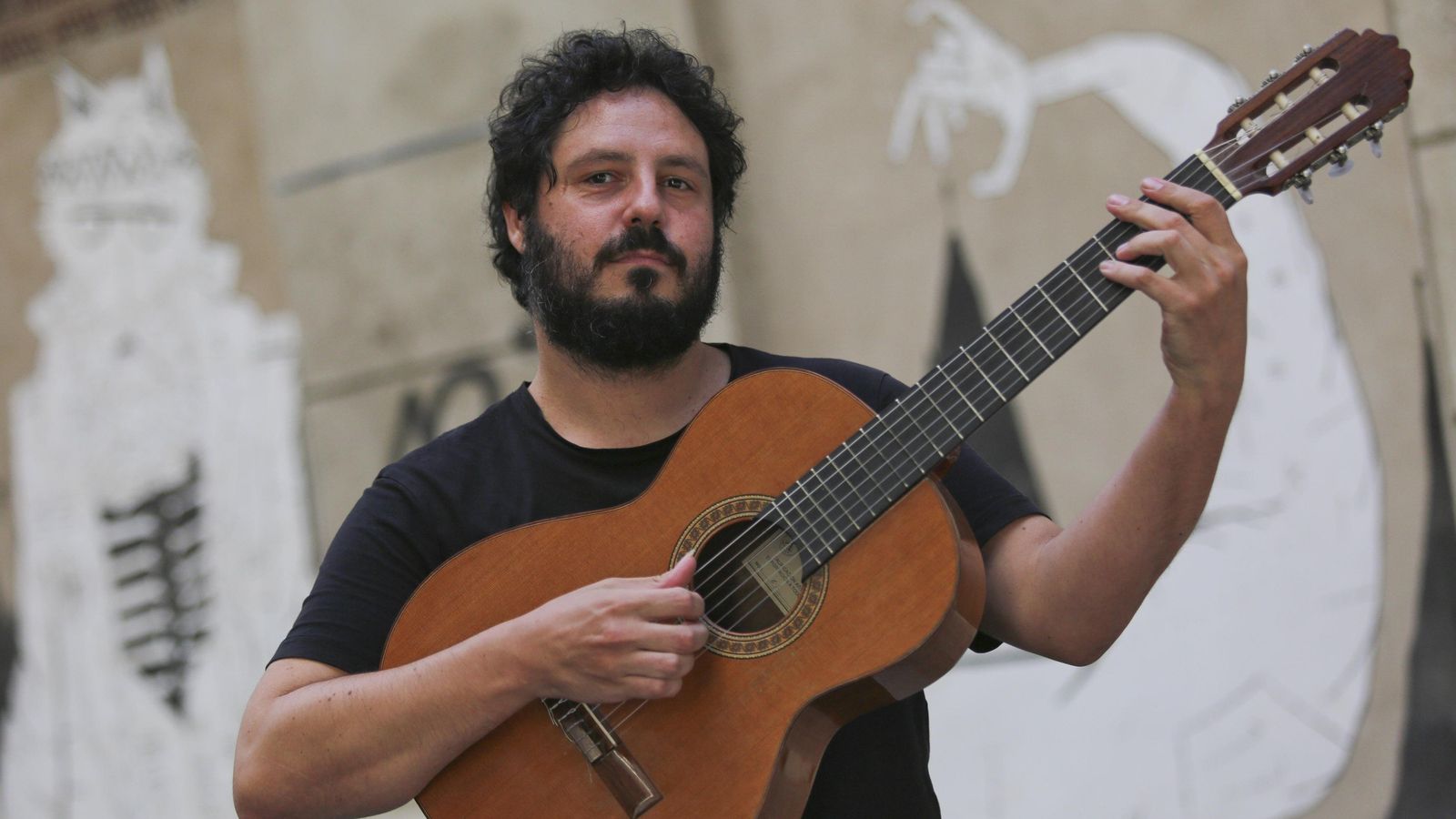 El Kanka posa con su guitarra en una fotografía para esta entrevista.