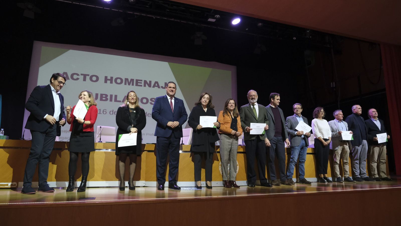 Los maestros docentes jubilados reciben su homenaje en la paraninfo de la UAL
