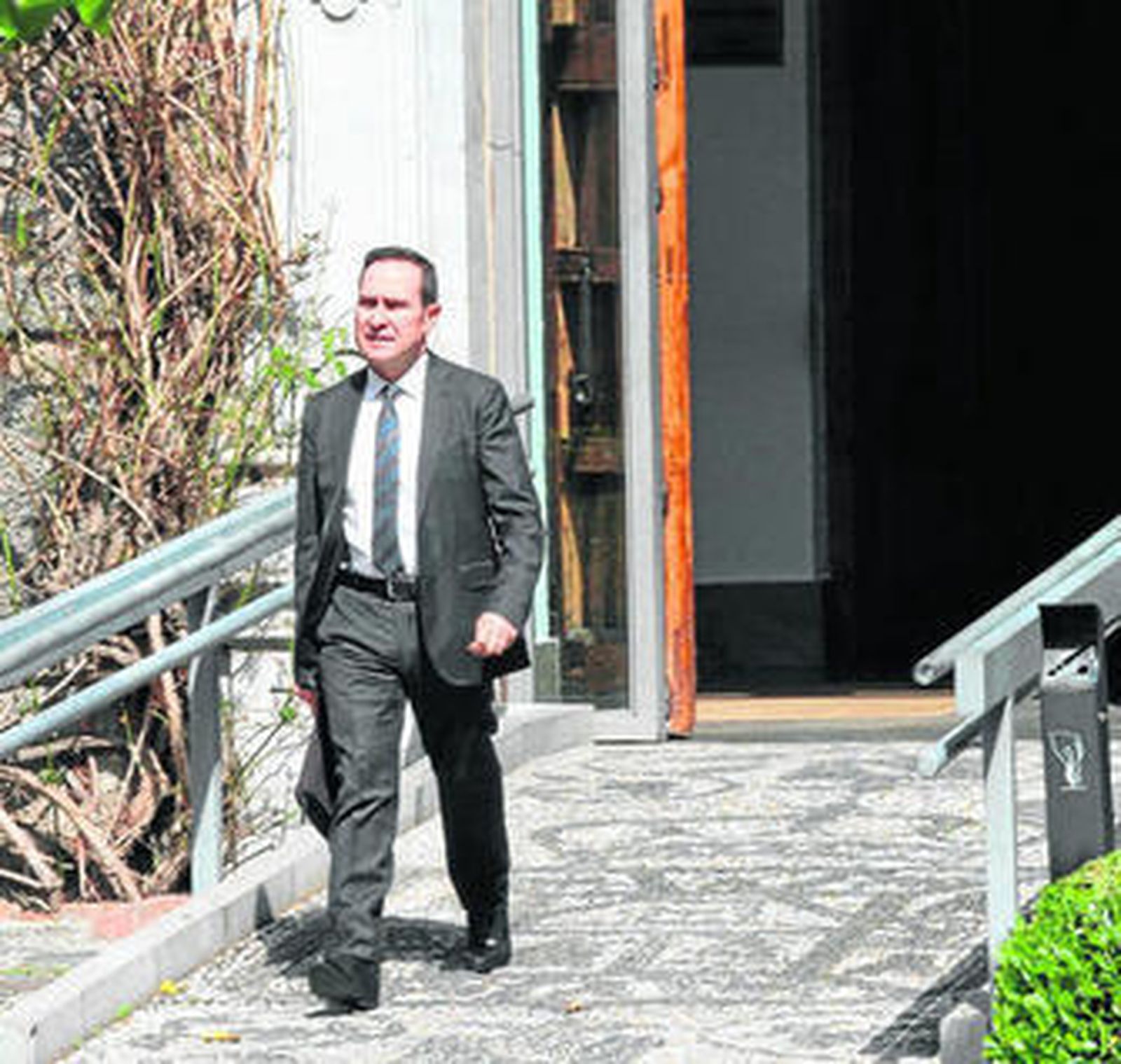 El abogado Ernesto Osuna, que representa a varios funcionarios de Urbanismo, en la Gerencia el día de los registros.