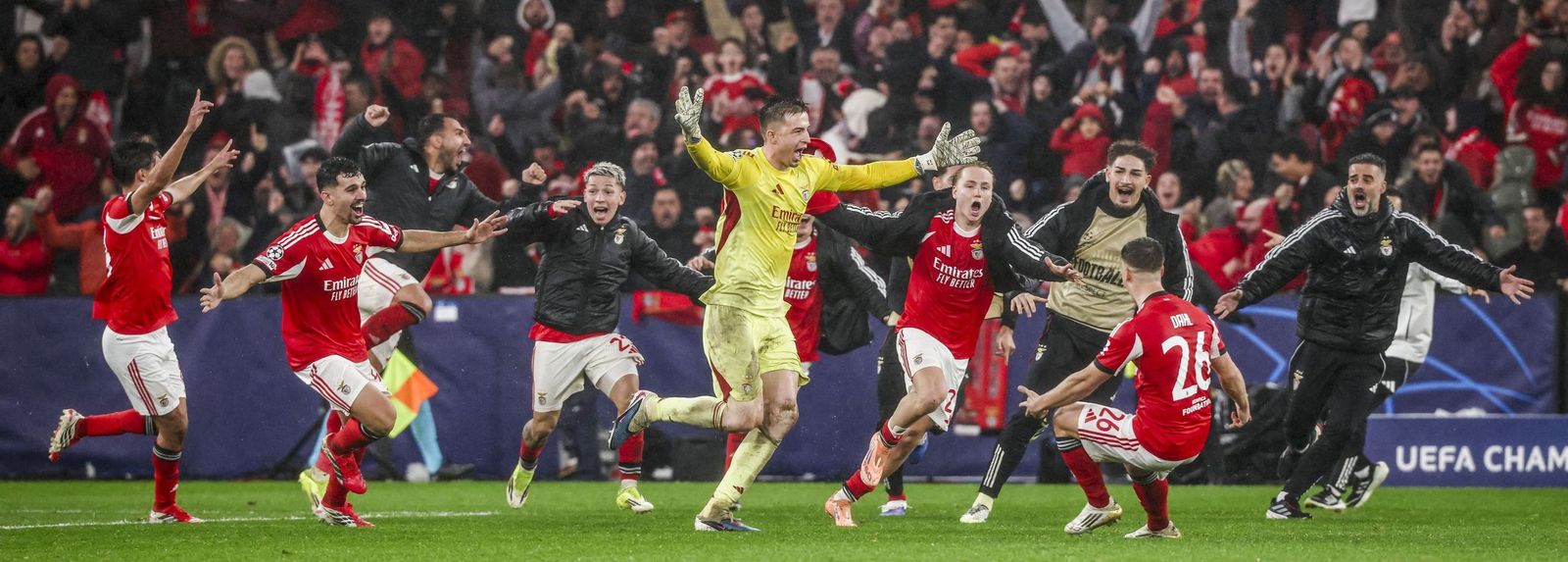 Los jugadores del Benfica celebran el gol final de Trubin.