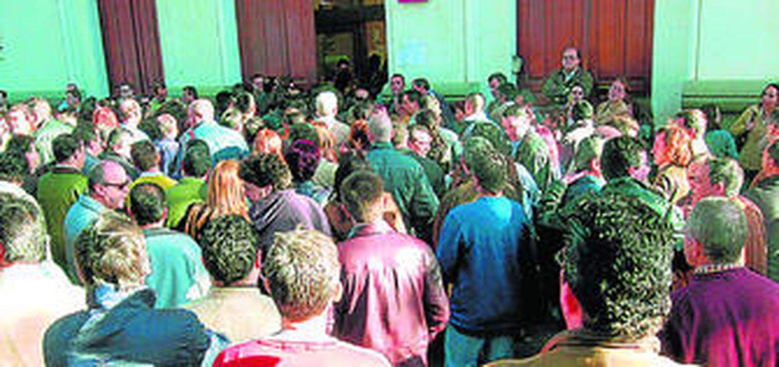 Aspirantes a un puesto de celador del SAS antes de entrar al examen de oposiciones del SAS en 2005.