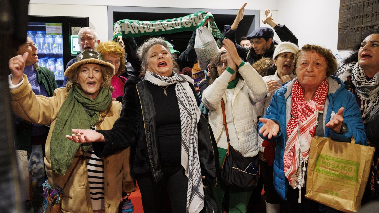 Las activistas en la presentación del libro.