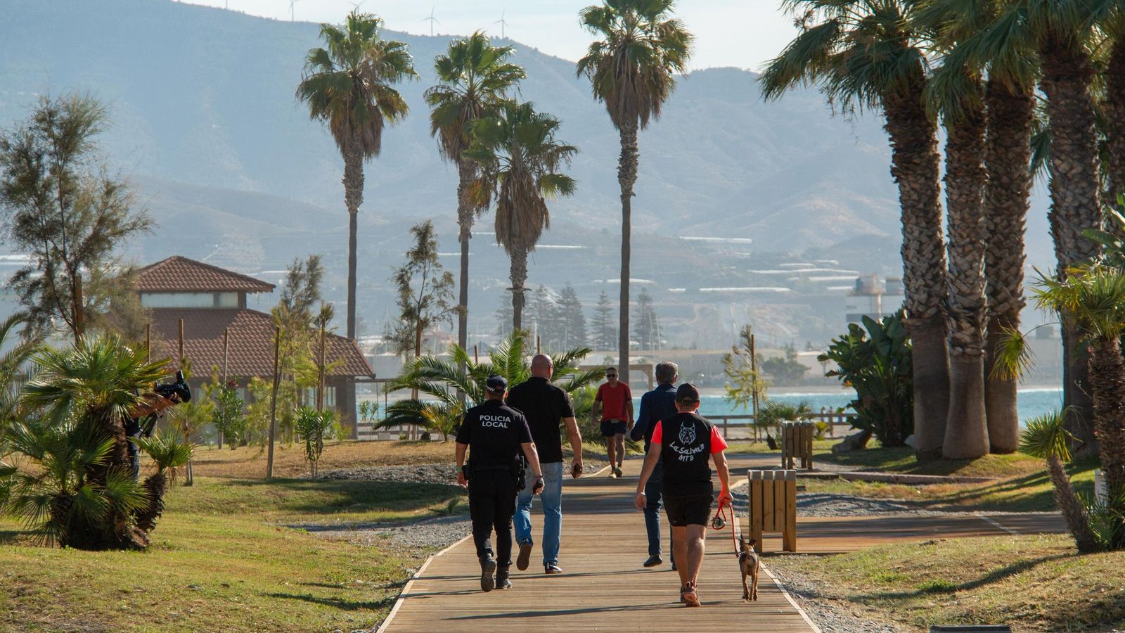 Varias personas pasean por la senda litoral en Motril