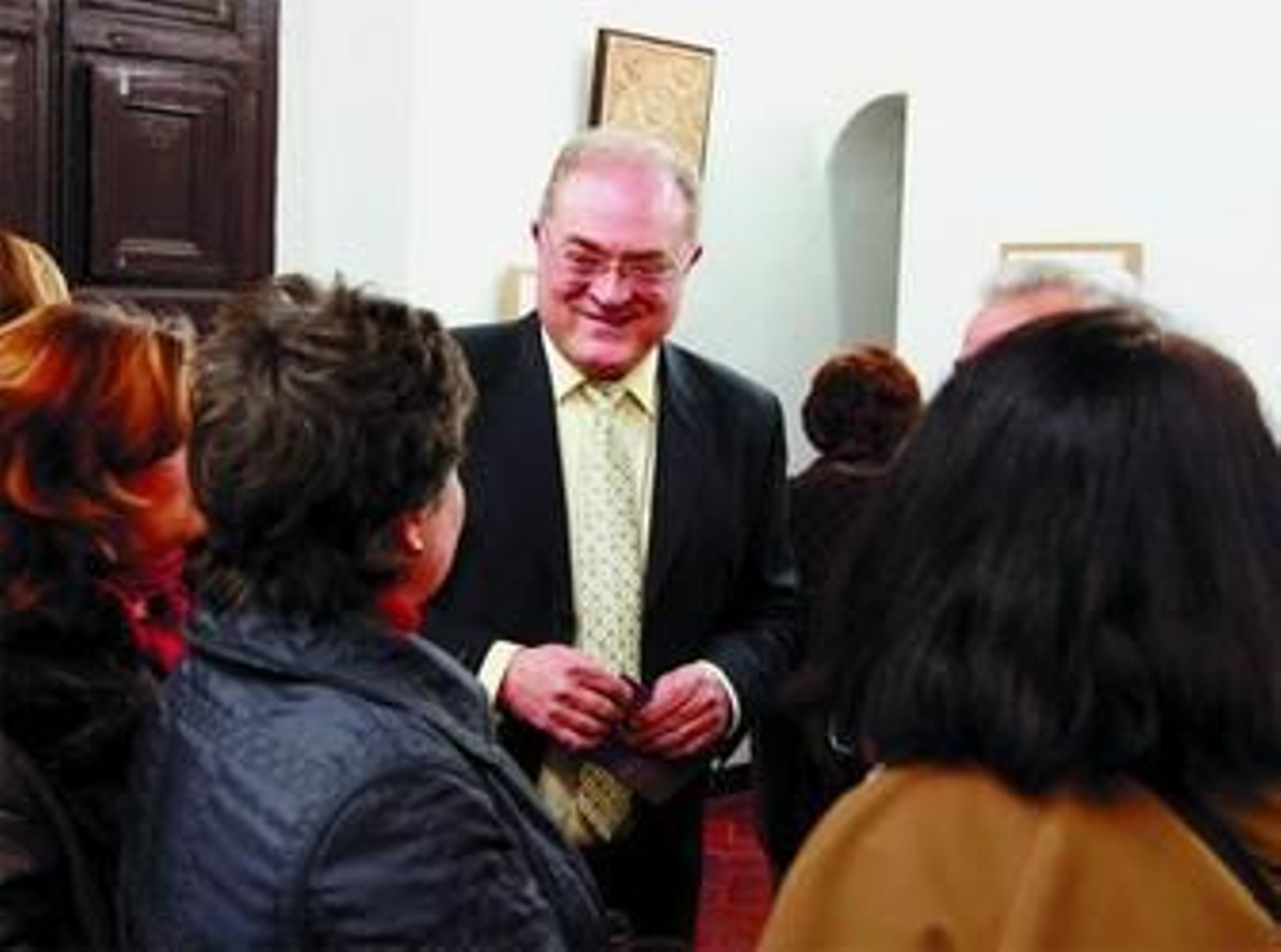 1. El nieto del artista granadino, Mariano Bertuchi Alcaide, asistió al acto de la inauguración de la muestra y ofreció una ruta guiada a través de la exposición. 3. Una colección de 50 acuarelas integran la muestra, en la que Bertuchi retrata las escenas de la vida cotidiana marroquí. 2. El pasacalles del grupo Gnawa. Fotos: Pepe Villoslada /Jesús ochando