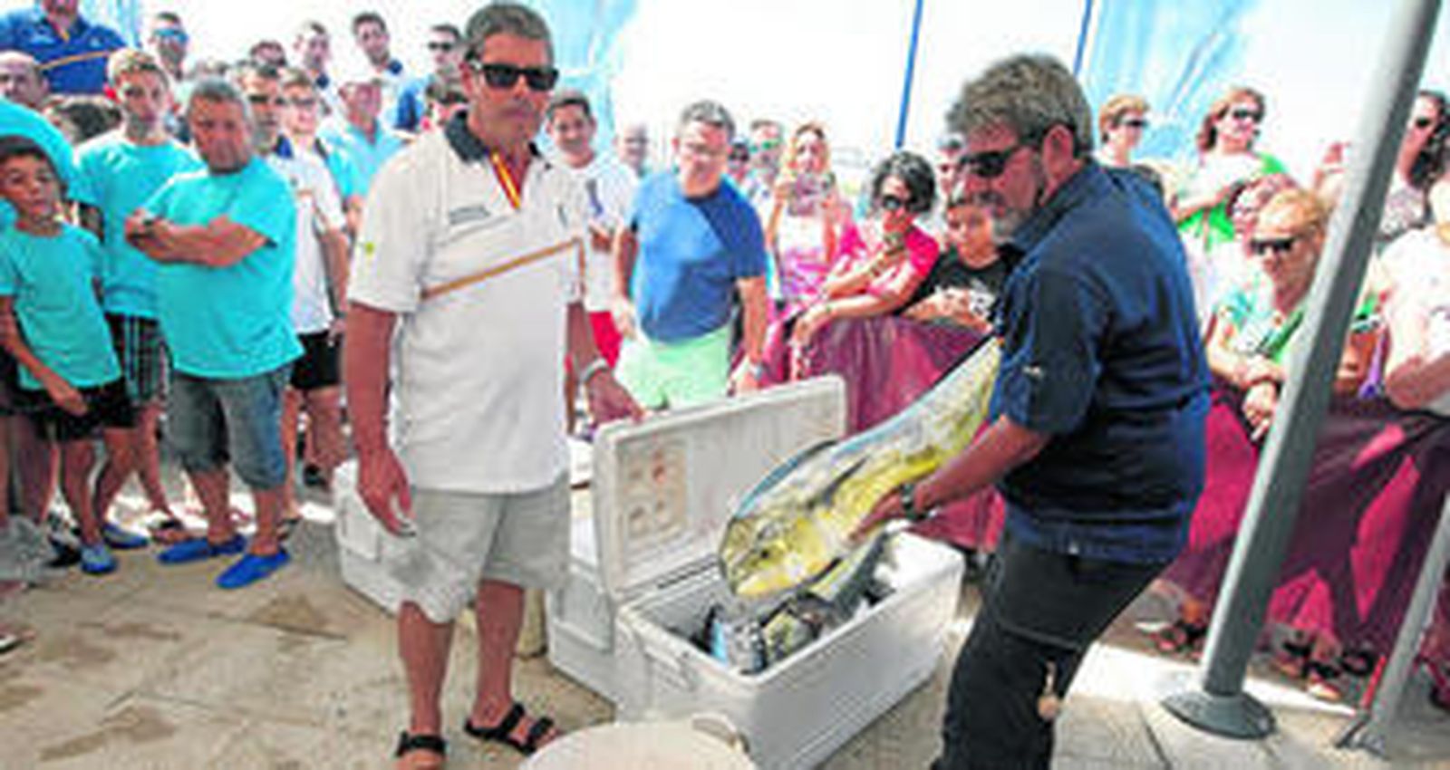 Momento del pesaje y venta de las capturas durante el concurso del pasado año.