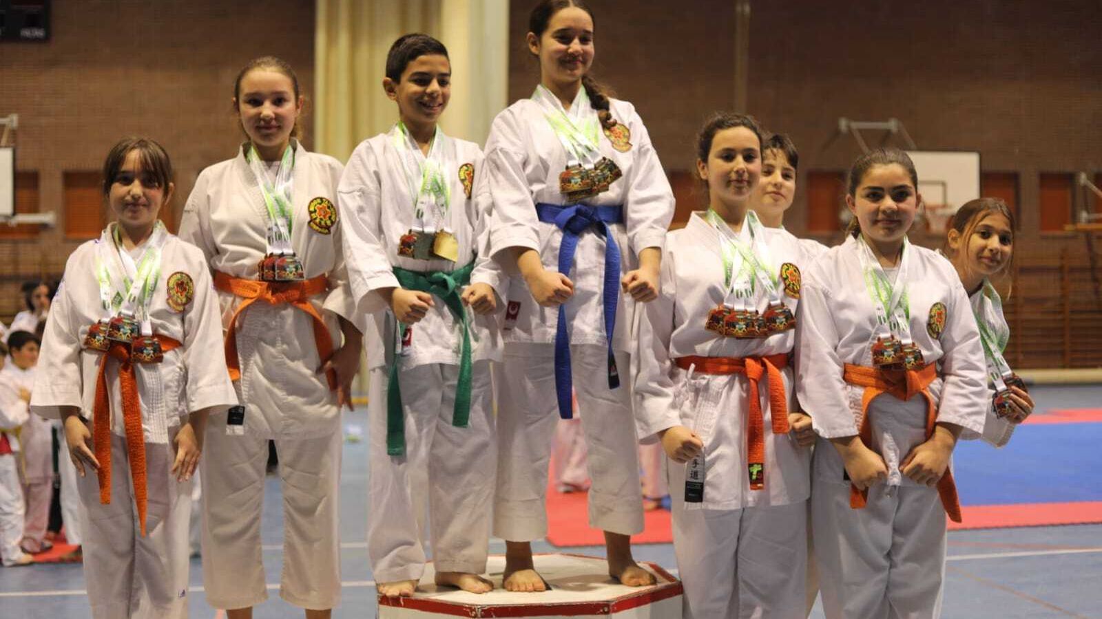 Alumnas de la Escuela de Nihon Tai-Jitsu del Club Nazaret,  en lo más alto del pódium.