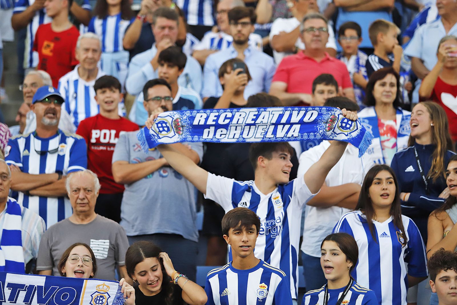 Ambiente en las gradas del Nuevo Colombino en el Recreativo de Huelva y Málaga