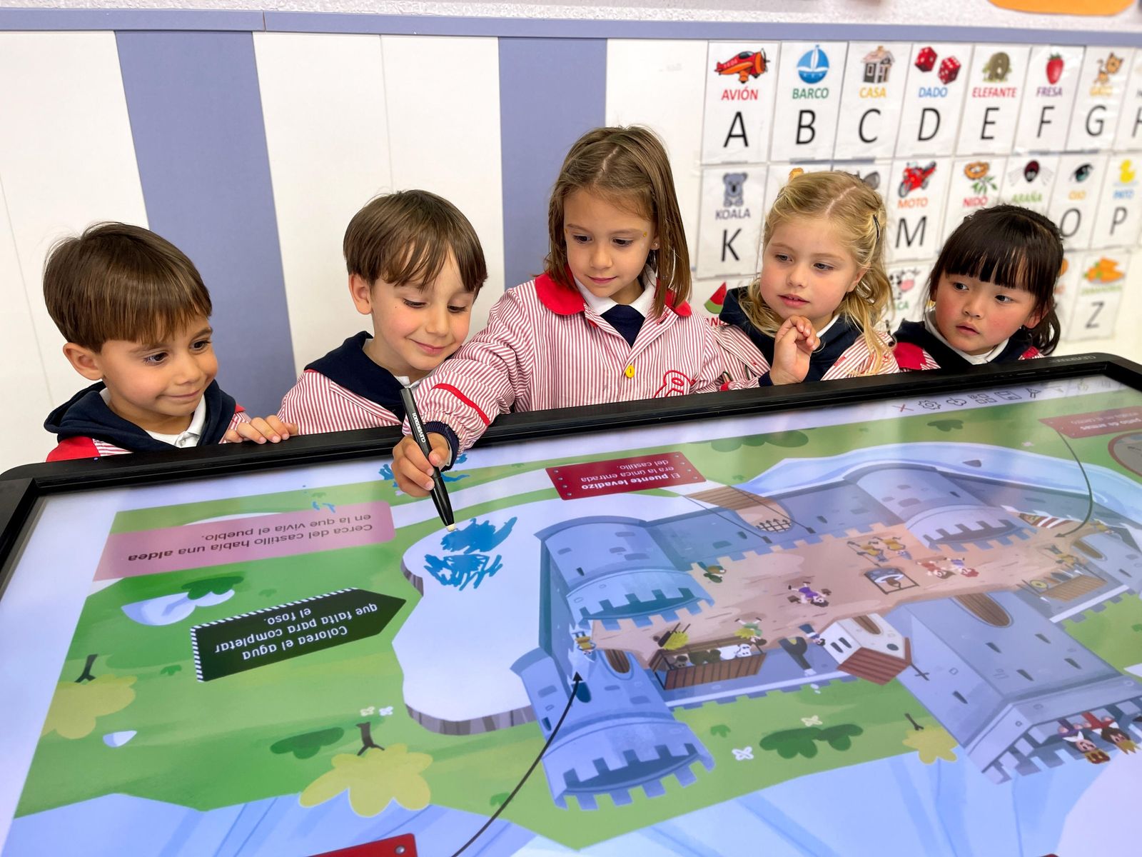 Alumnos aprendiendo de forma interactiva.