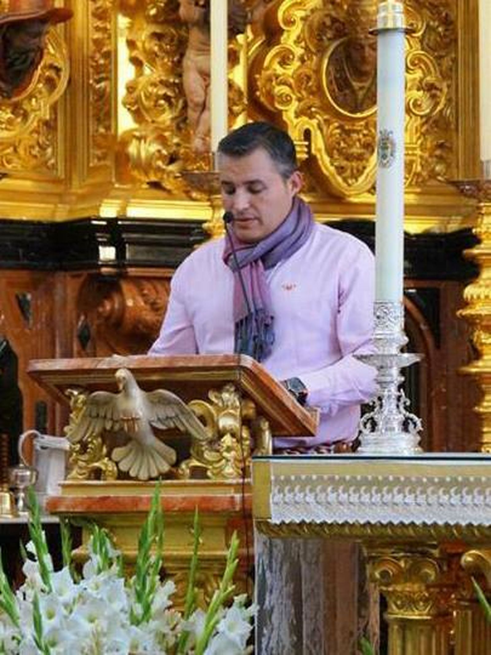 El Hermano Mayor entrante del Rocío, en el Santuario de la Blanca Paloma.