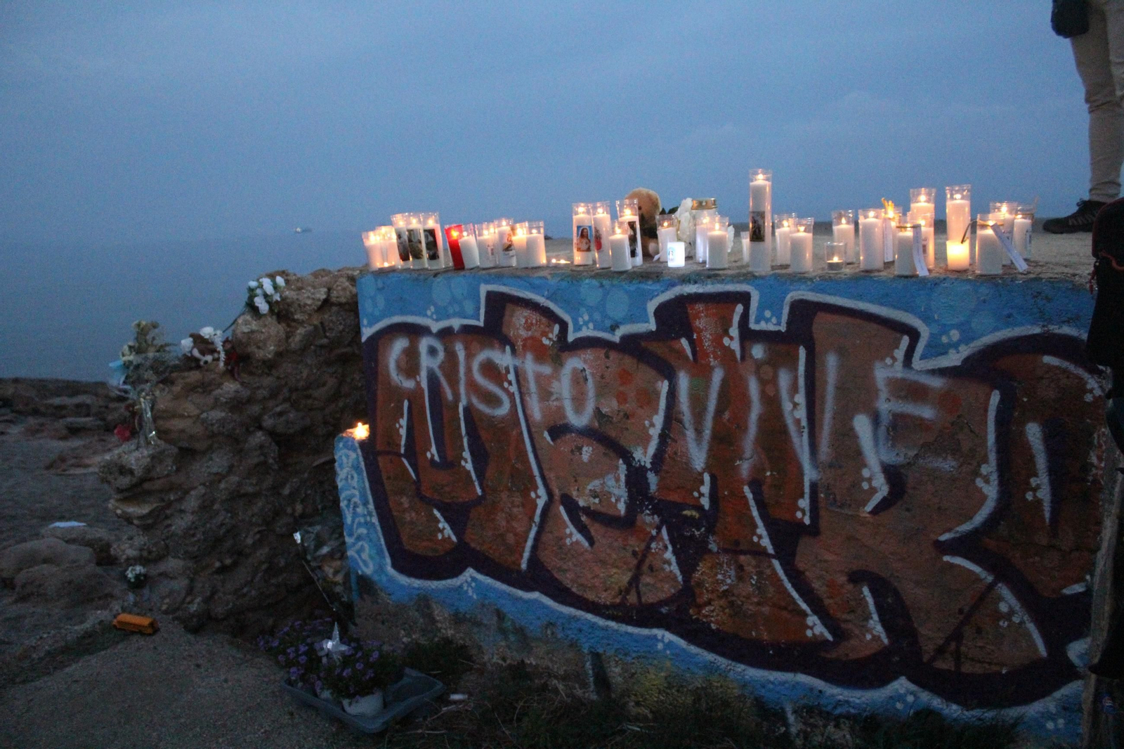 Garrucha rinde homenaje a Lucca con velas y flores en el lugar dnde apareció su cadáver