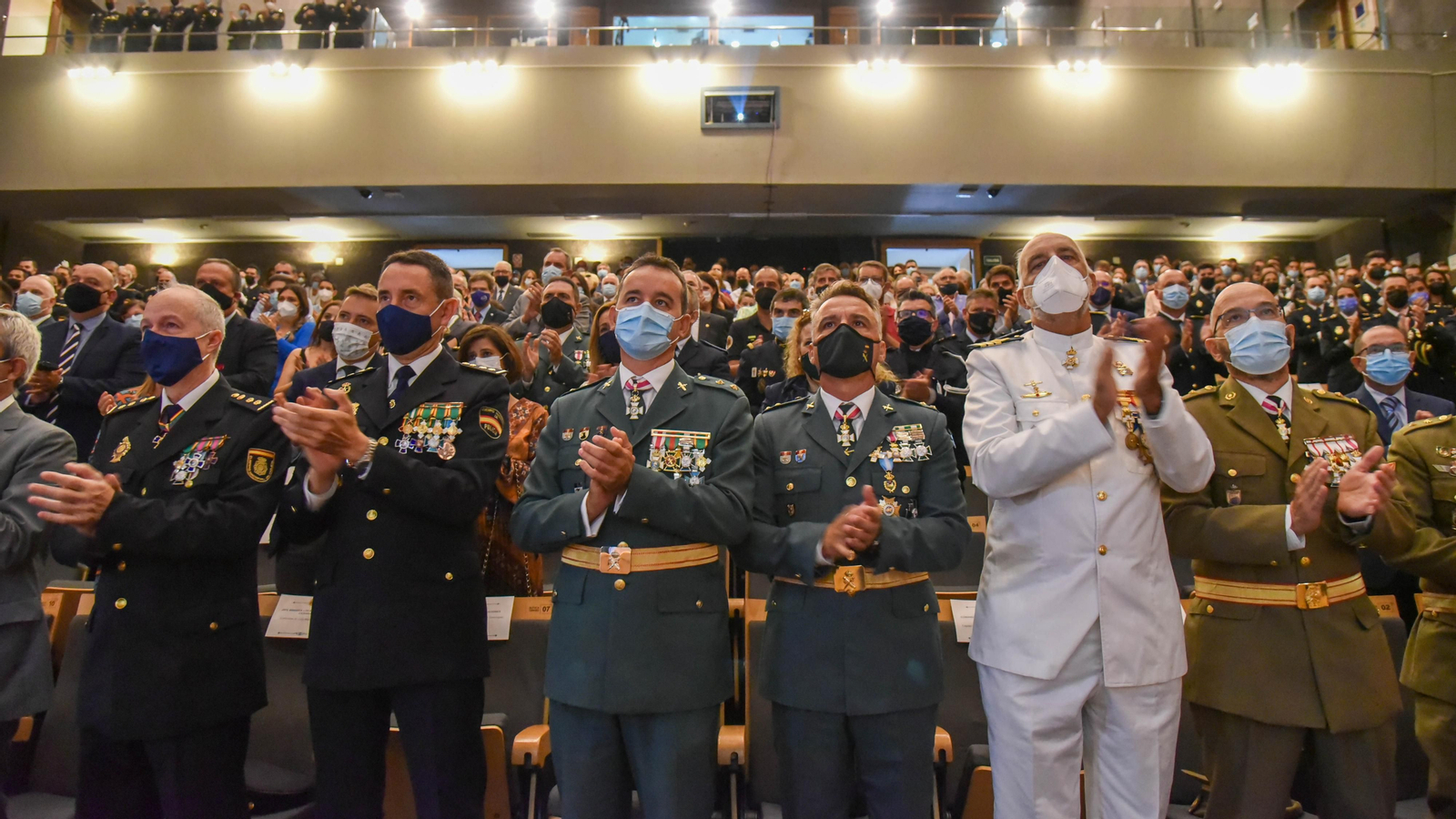 Las fotos de la entrega de medallas por el Dia de la Policía Nacional