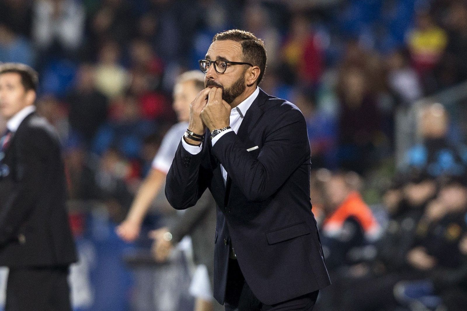 El entrenador del Getafe, José Bordalás, llama a sus jugadores durante un partido.