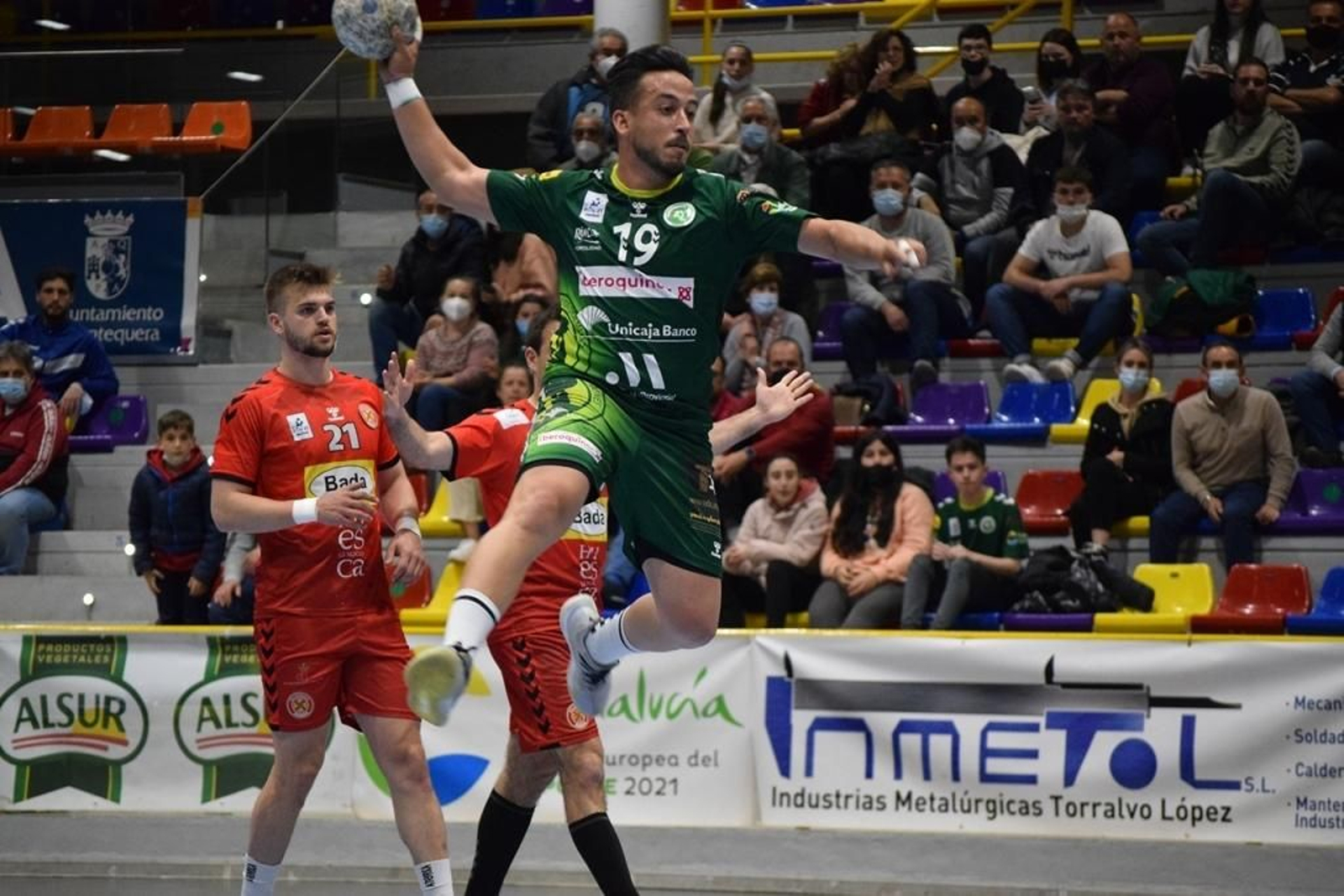 Francis Morales lanza a portería.