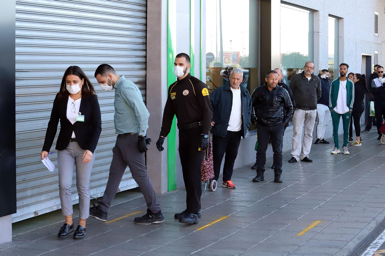 Imágenes de la situación y organización en los supermercados de Huelva