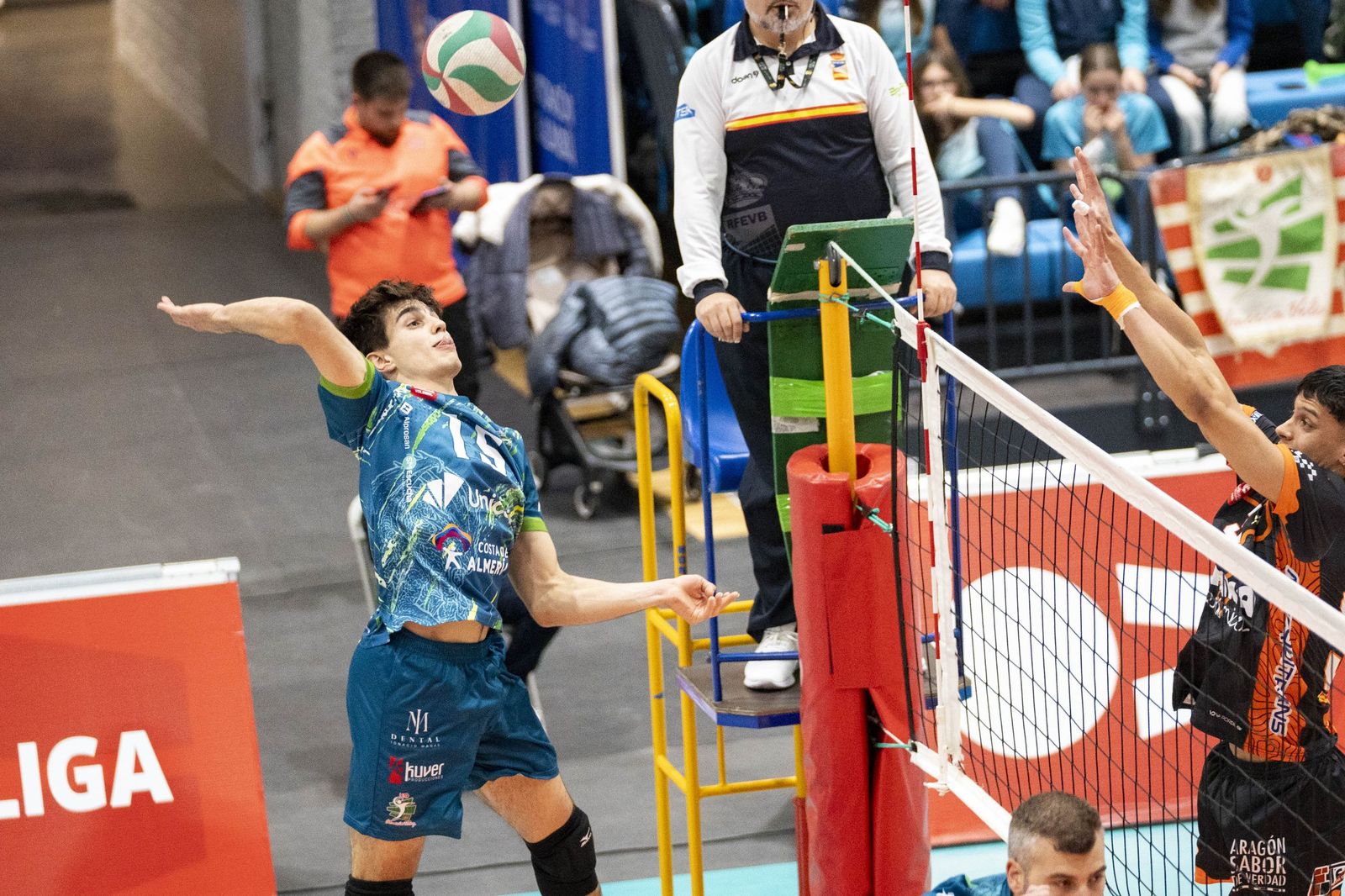 El receptor ahorrador realiza un remate durante el encuentro de la pasada jornada frente a Pamesa Teruel.