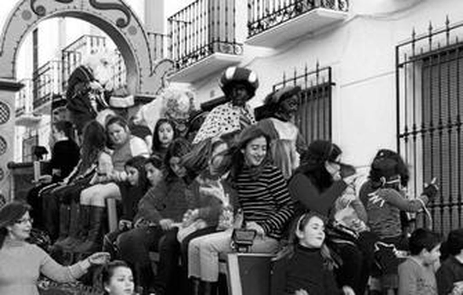 Baltasar recorrió las calles acompañado de multitud de niños.