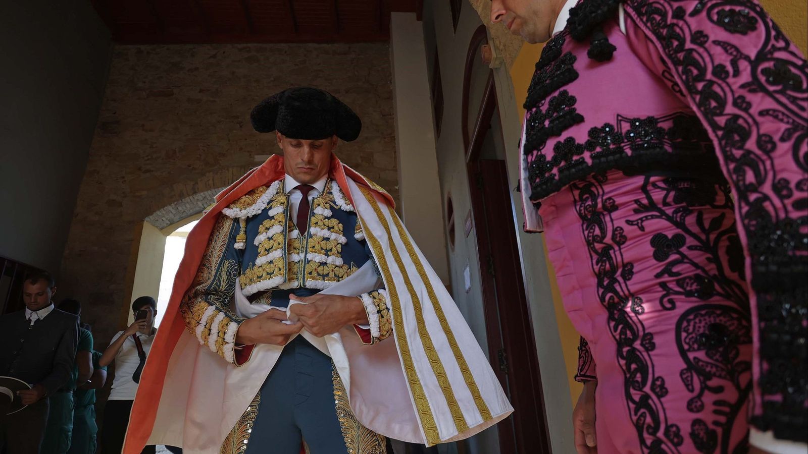 David Galván liándose el capote de paseo en la plaza de toros de La Línea, el año pasado.