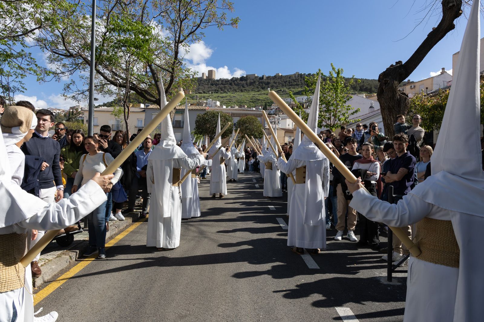 El Miércoles Santo inicia la tarde con los nazarenos trinitarios del barrio de Santa Isabel