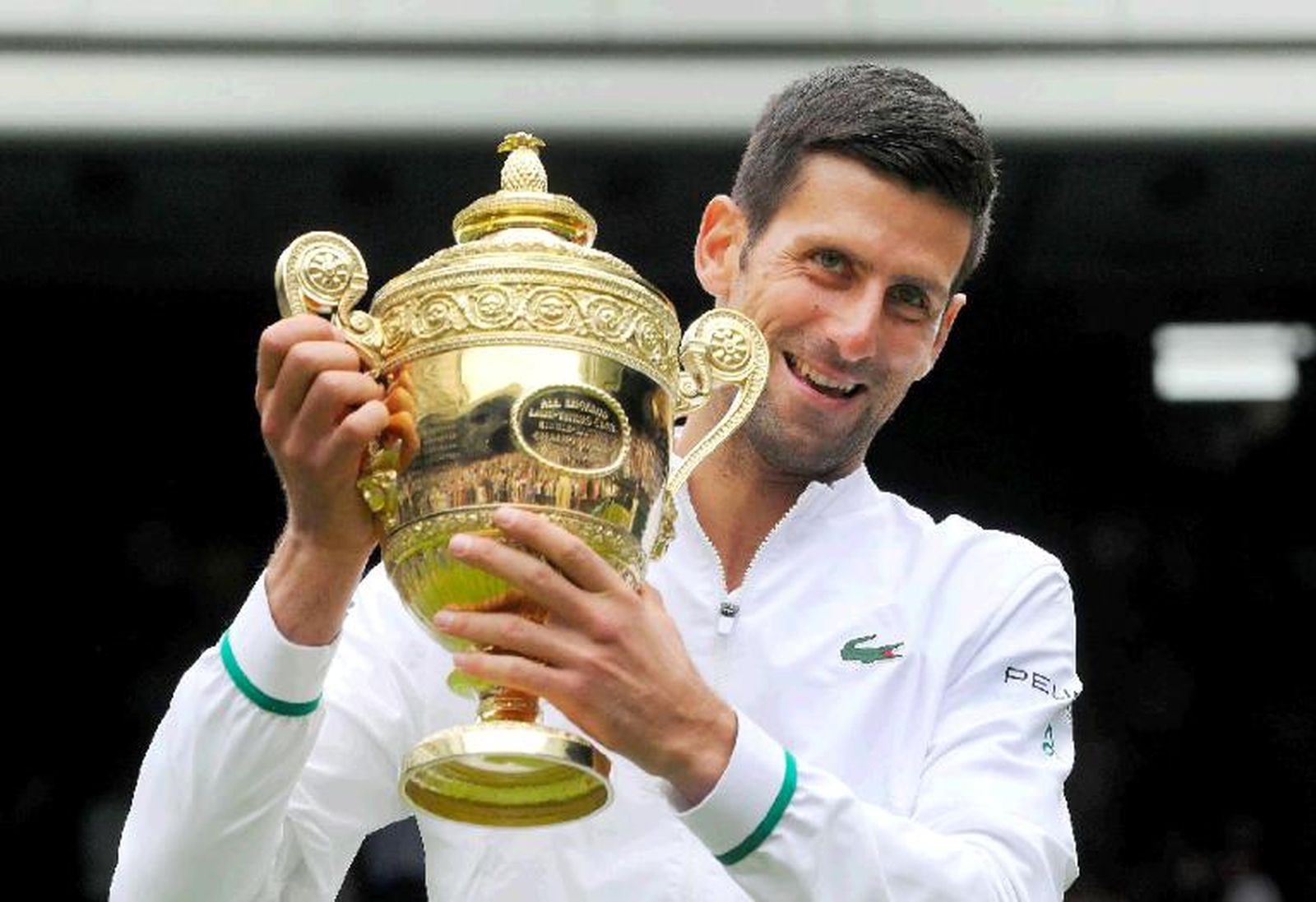 Djokovic posa con el trofeo de campeón de Wimbledon.